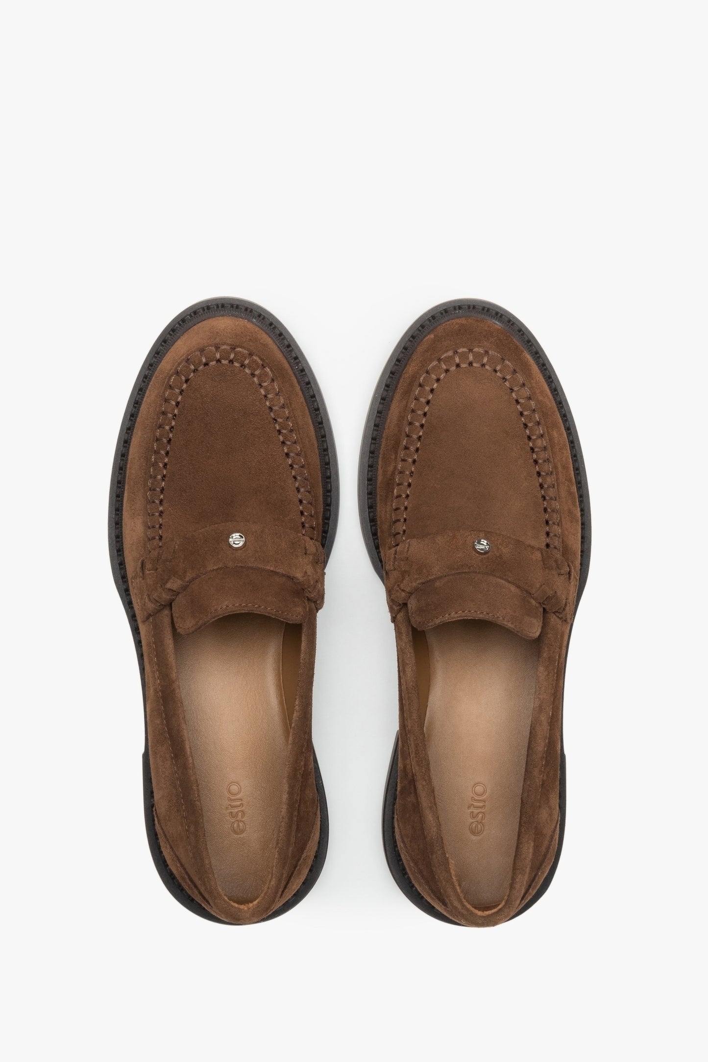 Klassische braune Slipper mit dem typischen Penny-Loafer-Steg über dem Spann.