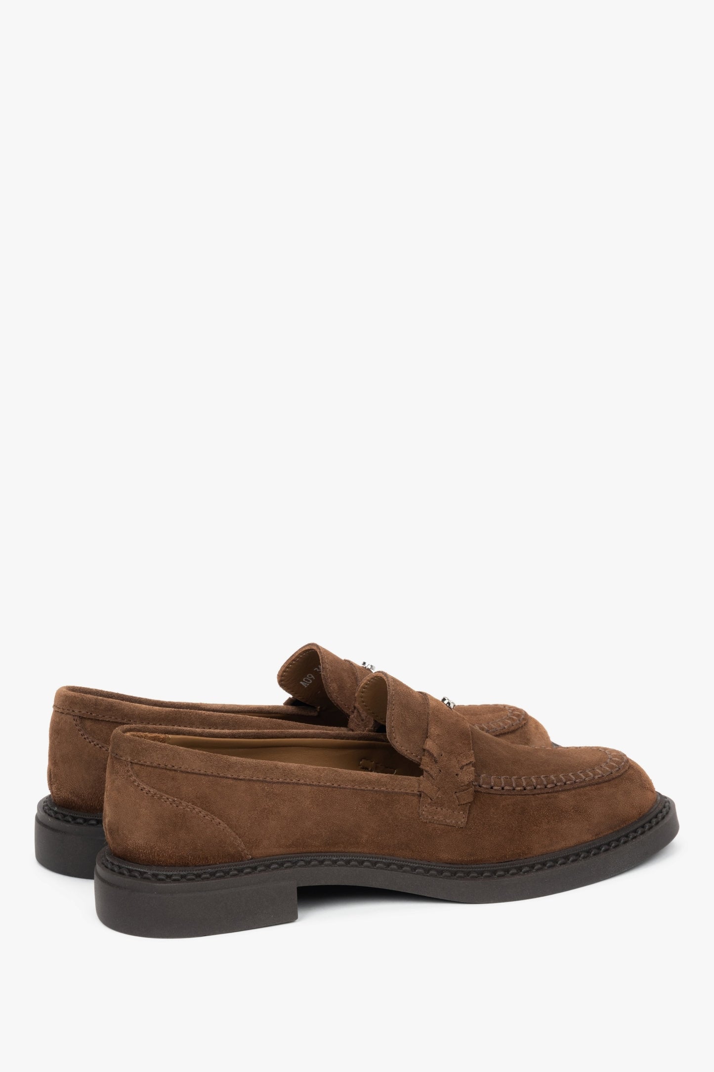 Seitenansicht der braunen Estro Loafer aus weichem Wildleder für Damen.