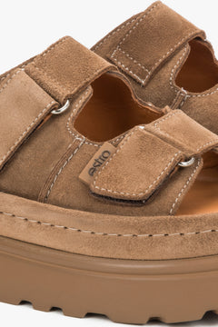 Estro Plateau-Pantoletten in Braun mit minimalistischem Design aus weichem Leder. 