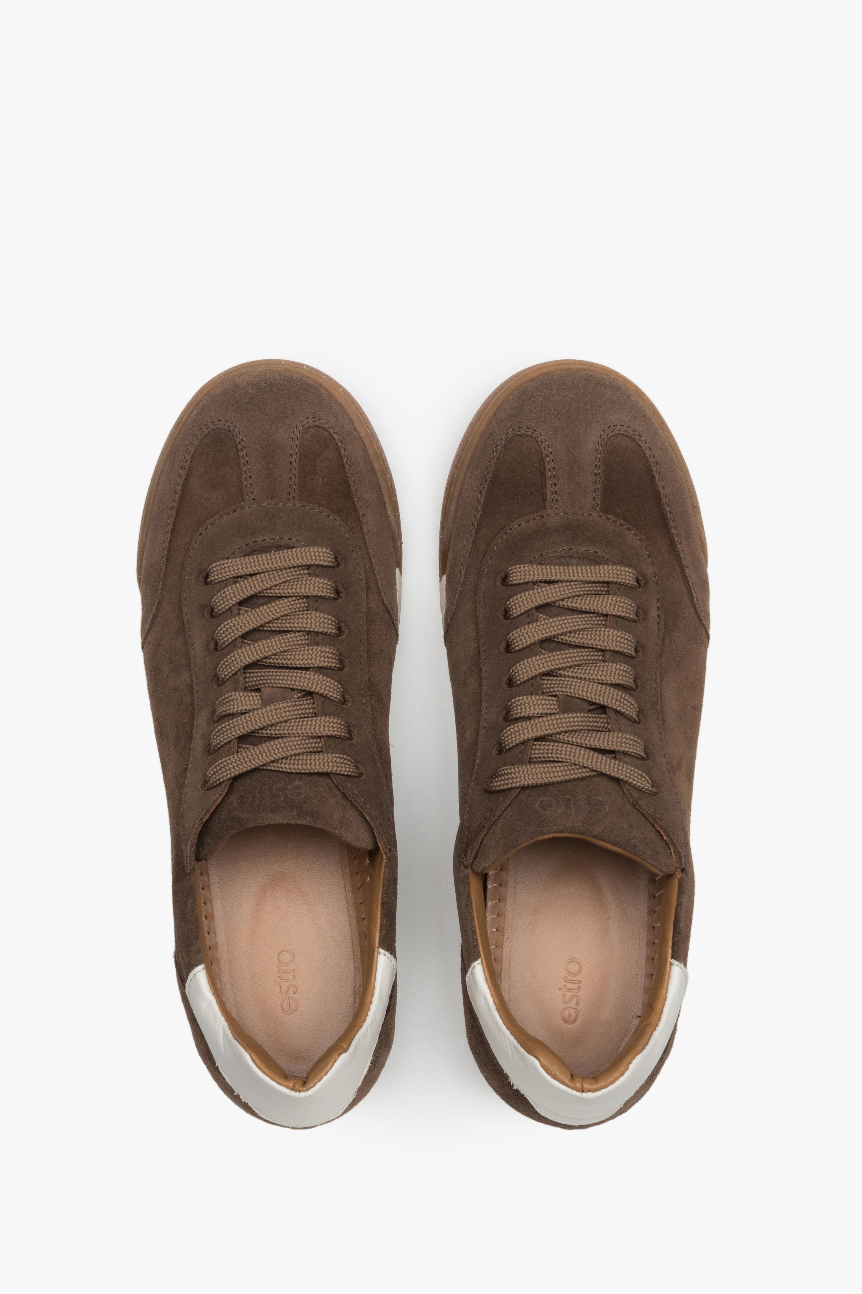 Seitenansicht der braunen Premium-Sneaker mit kontrastierender weißer Sohle