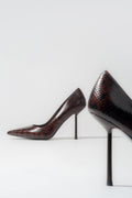 Braune Damen-Pumps von Estro mit hohem Absatz und Schlangenleder-Optik.