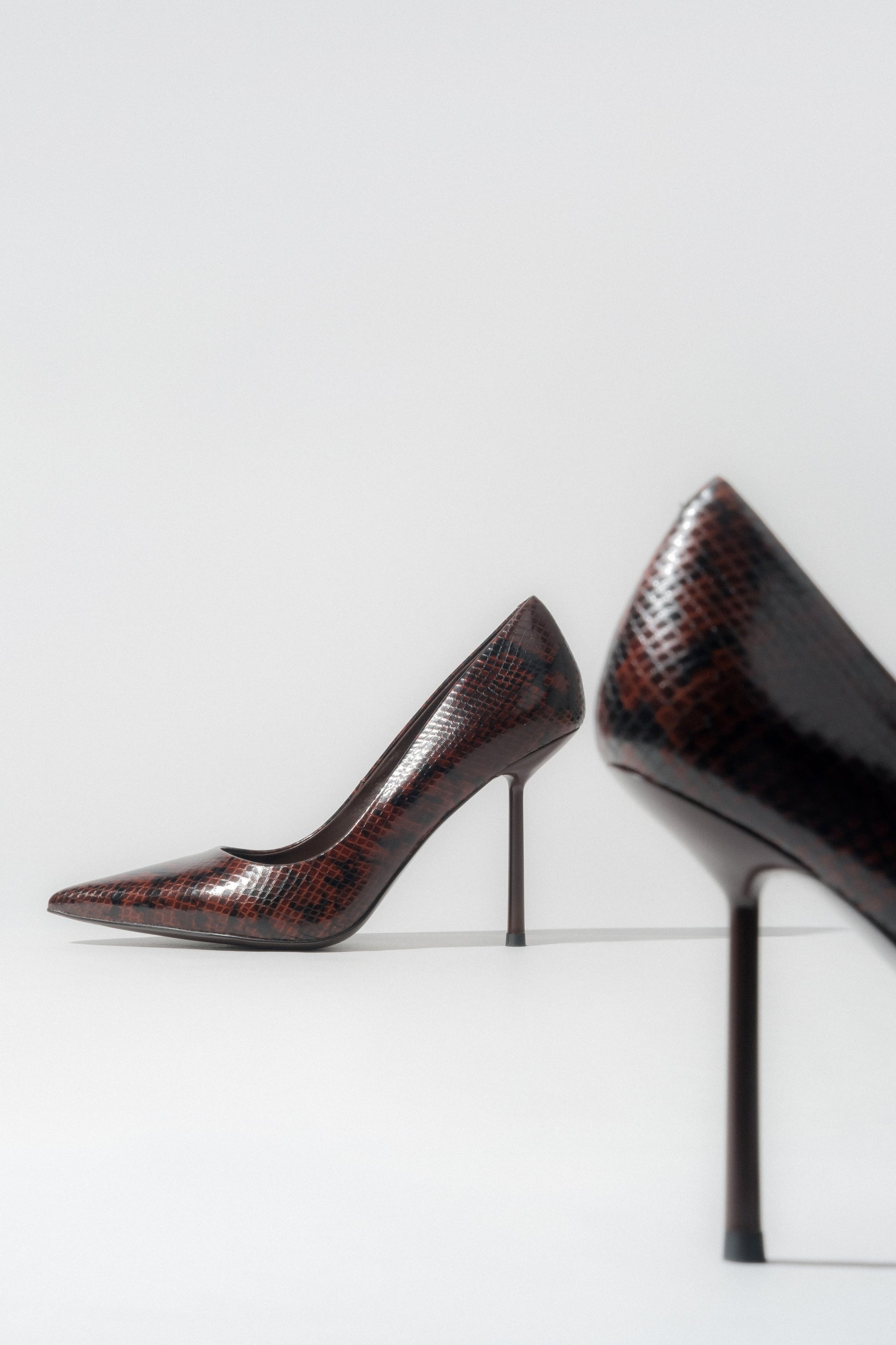 Braune Damen-Pumps von Estro mit hohem Absatz und Schlangenleder-Optik.