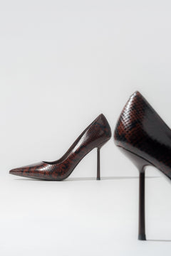 Braune Damen-Pumps von Estro mit hohem Absatz und Schlangenleder-Optik.