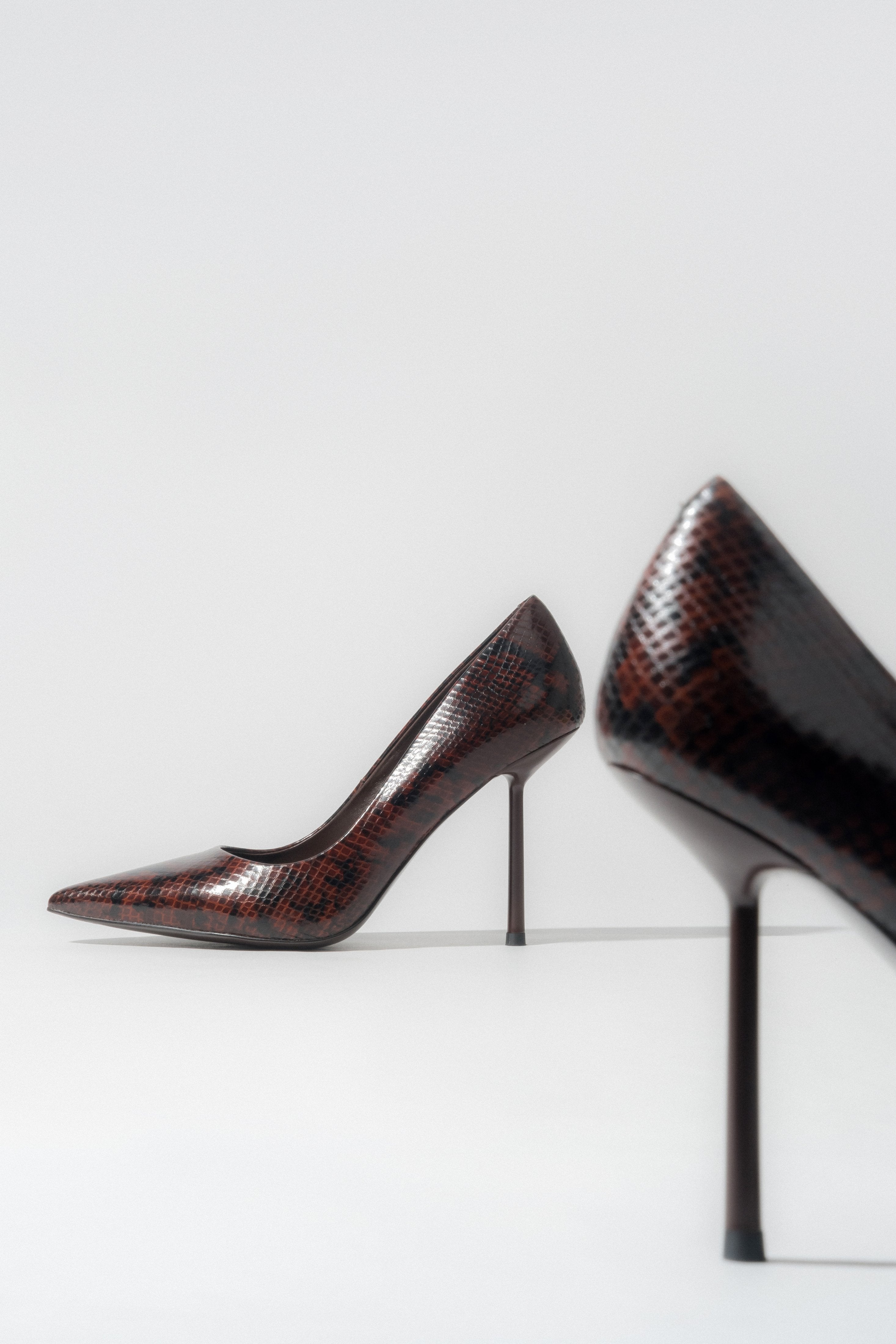 Braune Damen-Pumps von Estro mit hohem Absatz und Schlangenleder-Optik.