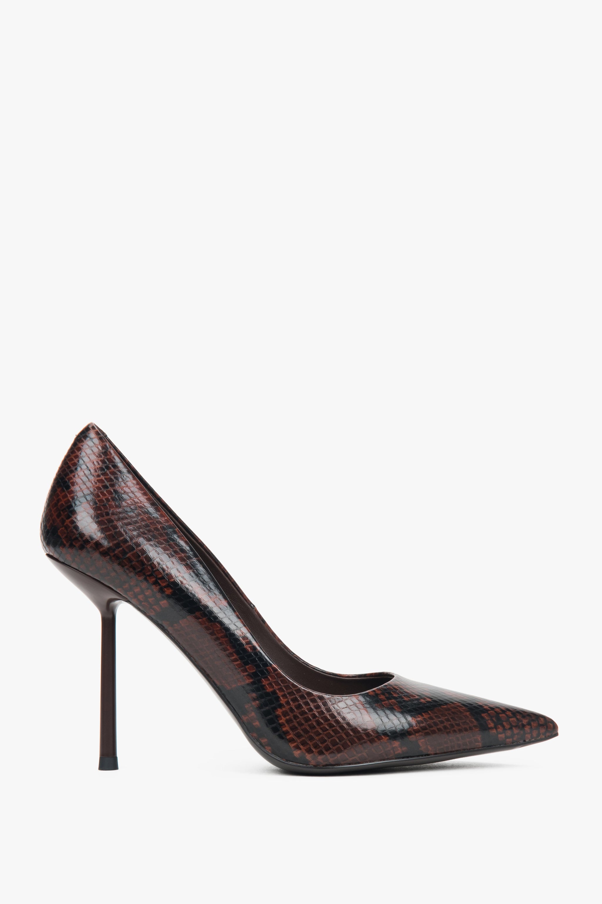 Modische braune Absatzschuhe mit Schlangen-Print für trendbewusste Outfits.