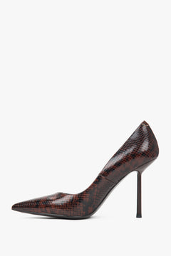 Hochwertige braune Pumps mit hohem Stiletto-Absatz und Schlangen-Optik. 