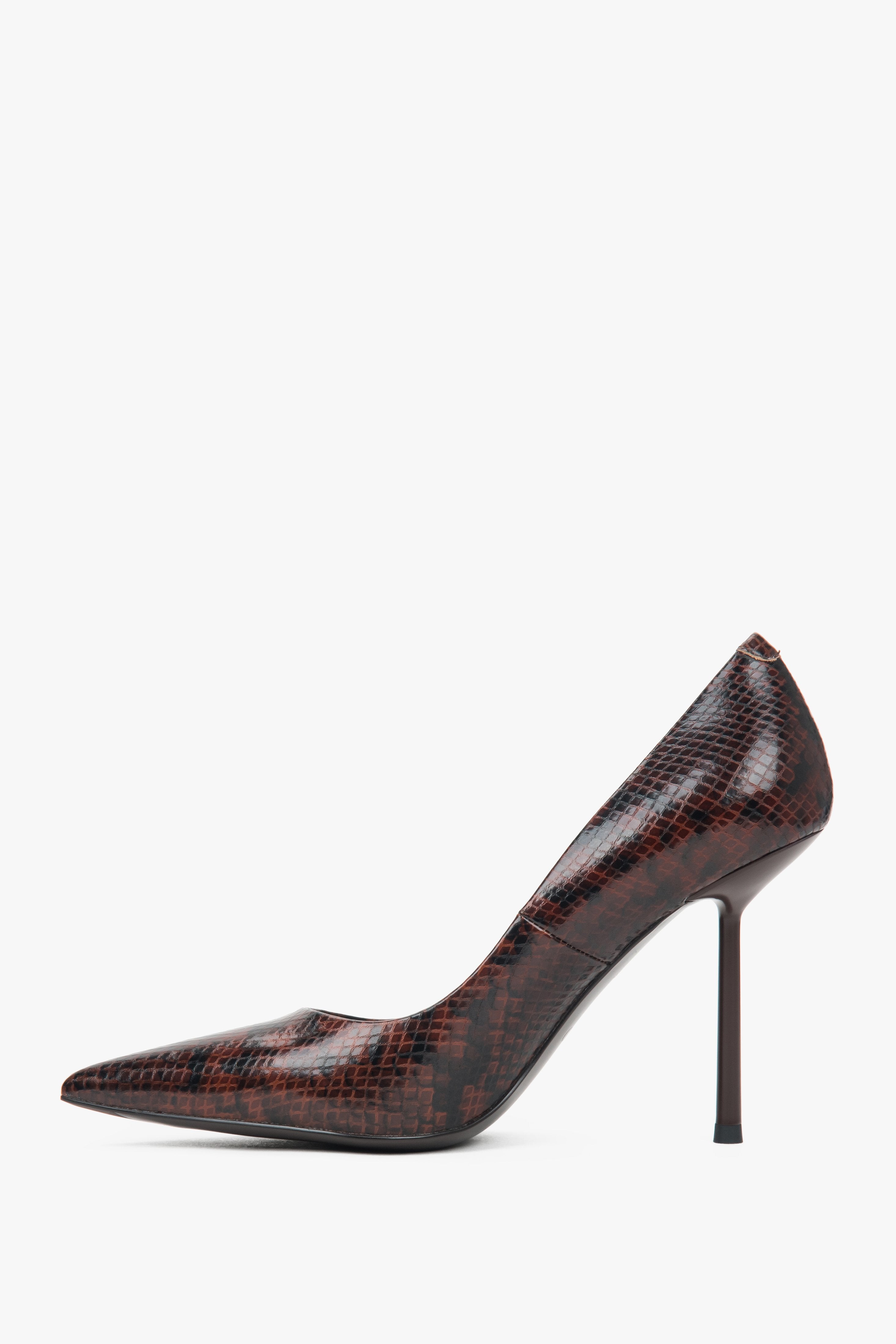 Hochwertige braune Pumps mit hohem Stiletto-Absatz und Schlangen-Optik. 