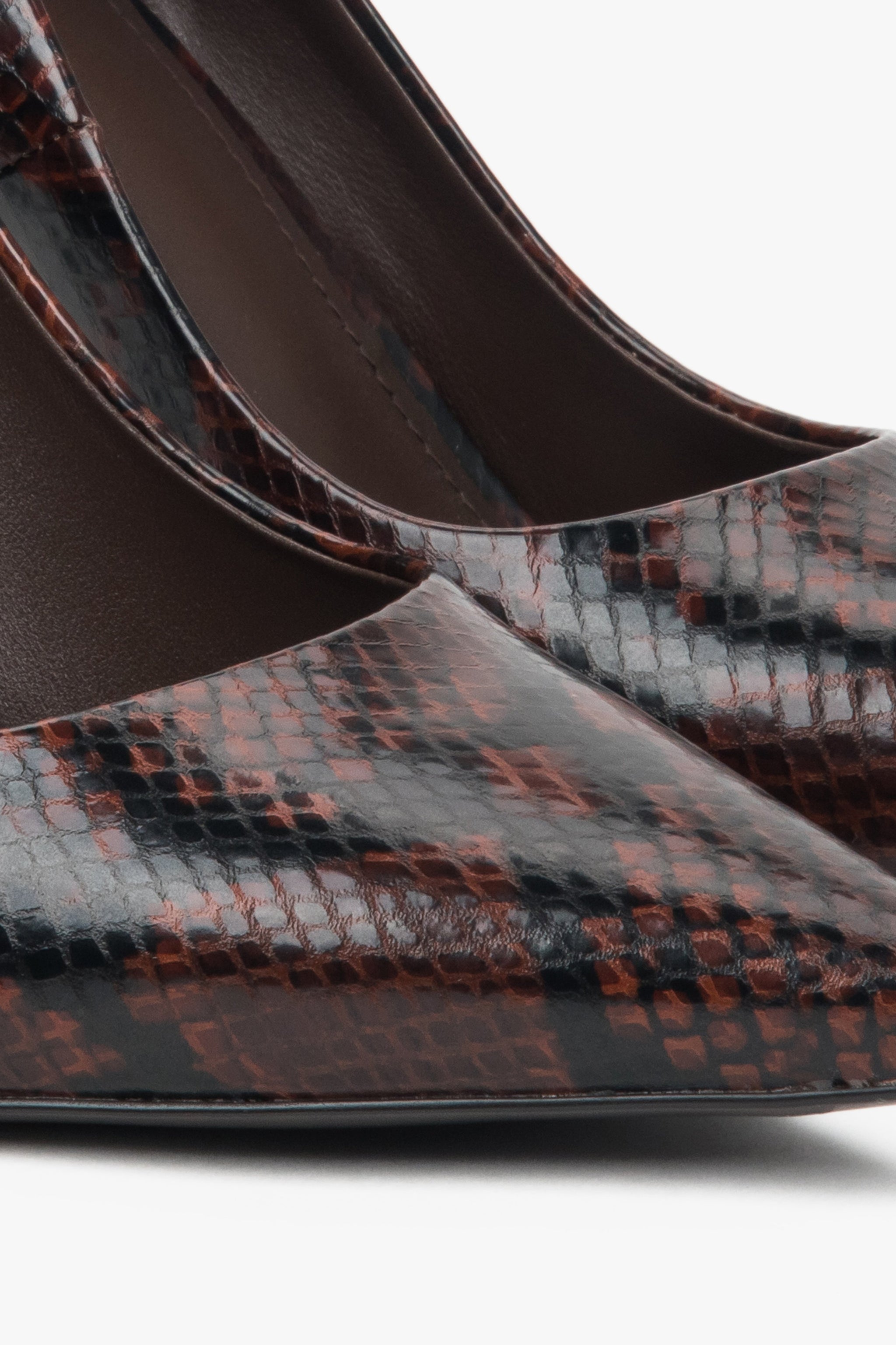 Estro High Heels in Braun mit markantem Schlangenleder-Imitat. 