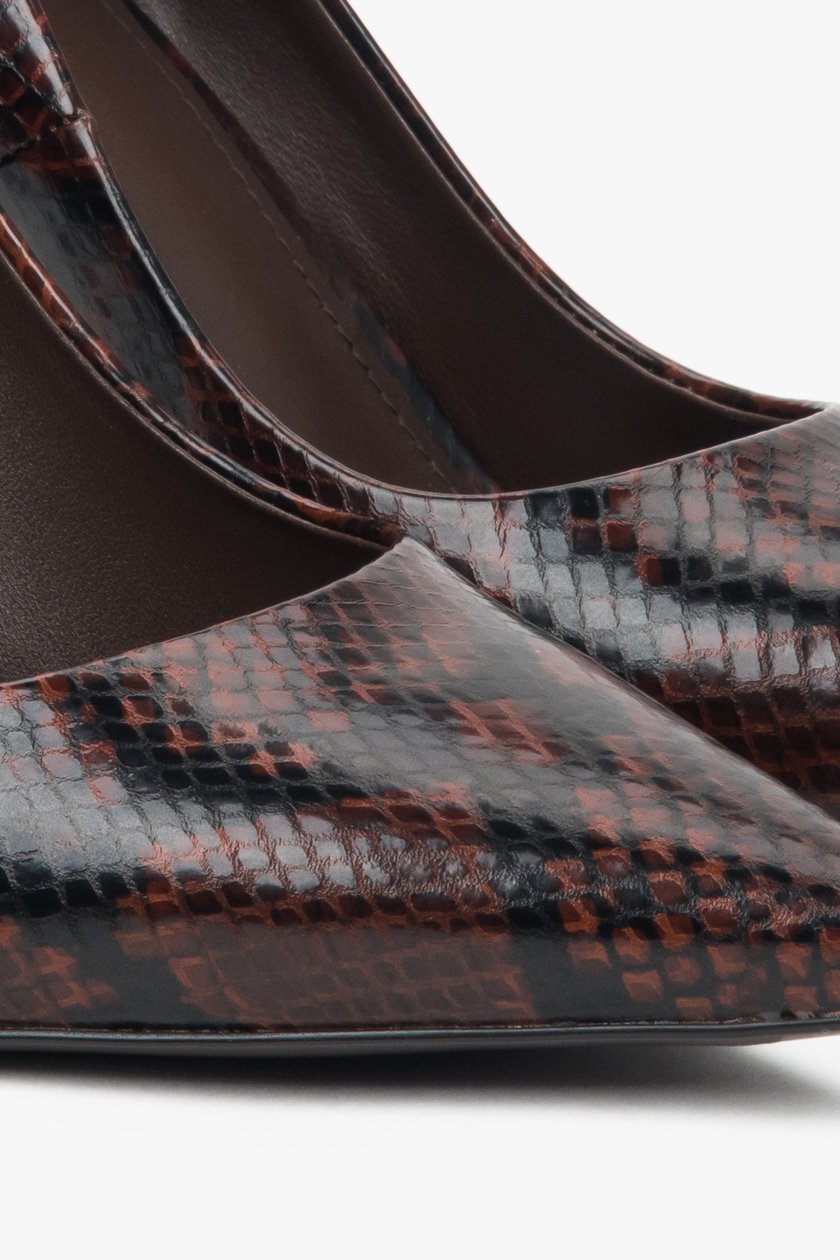 Estro High Heels in Braun mit markantem Schlangenleder-Imitat. 