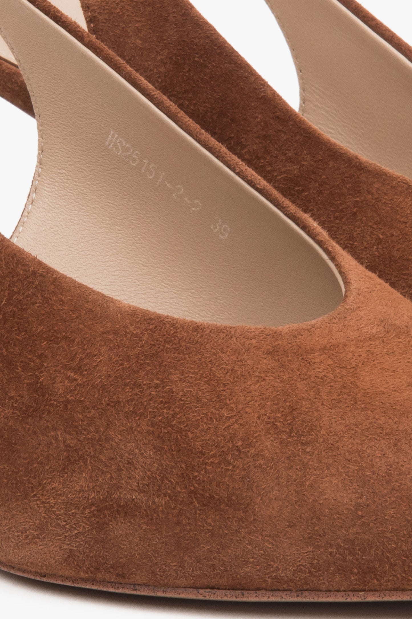 Damen-Slingback-Absätze aus braunem Velours von Estro – Details.
