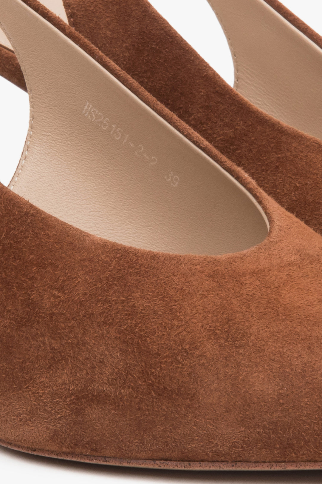 Damen-Slingback-Absätze aus braunem Velours von Estro – Details.