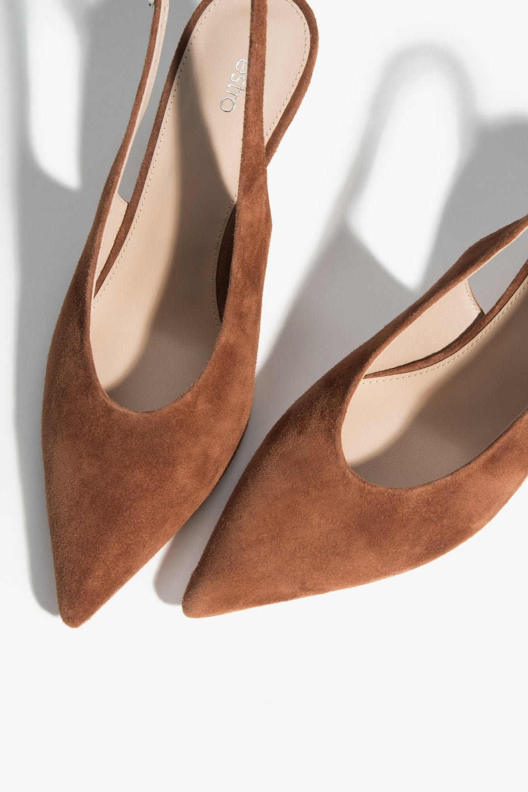 Klassische braune Velours-Slingbacks von Estro.