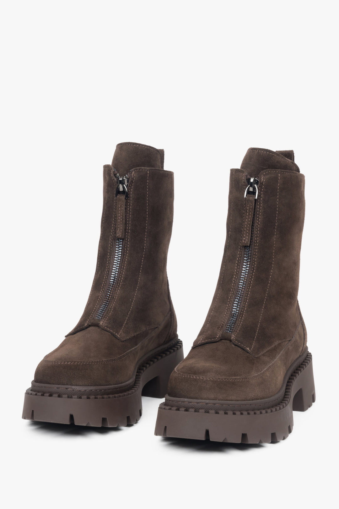 Ein Paar klassische braune Velours-Stiefeletten mit Blockabsatz und einem leichten, wärmenden Innenfutter.