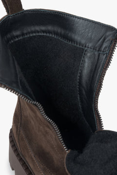 Hochwertig verarbeitete Stiefeletten aus italienischem Velours, designt für Eleganz und Wärme.