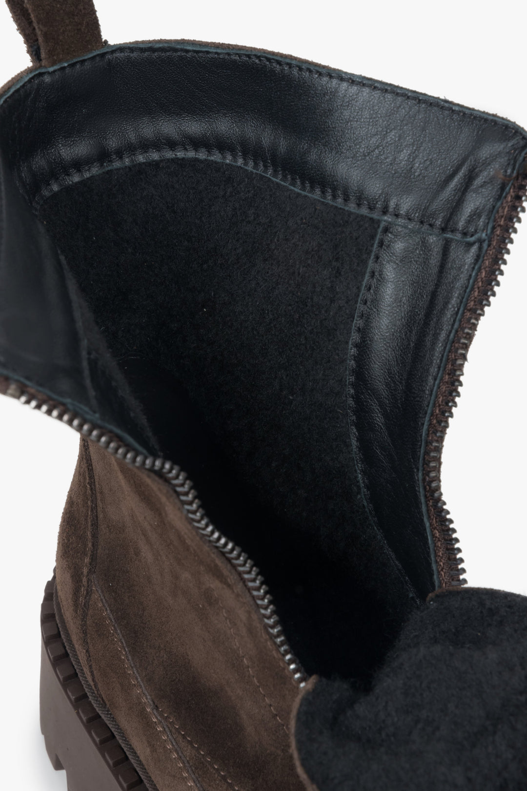 Hochwertig verarbeitete Stiefeletten aus italienischem Velours, designt für Eleganz und Wärme.