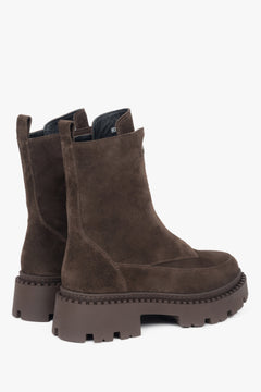 Braune Damen-Stiefeletten aus Velours, leicht gefüttert.
