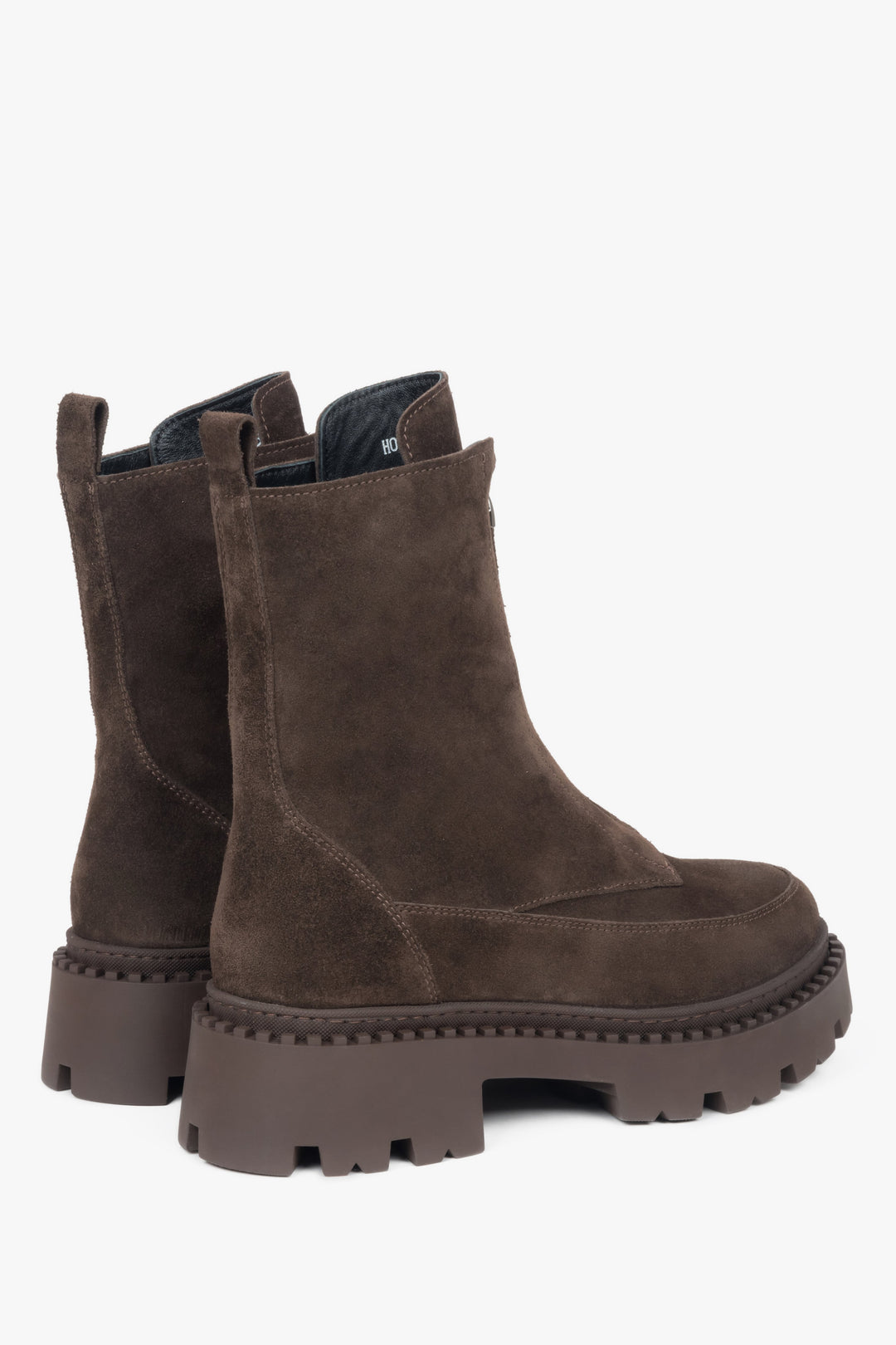 Braune Damen-Stiefeletten aus Velours, leicht gefüttert.