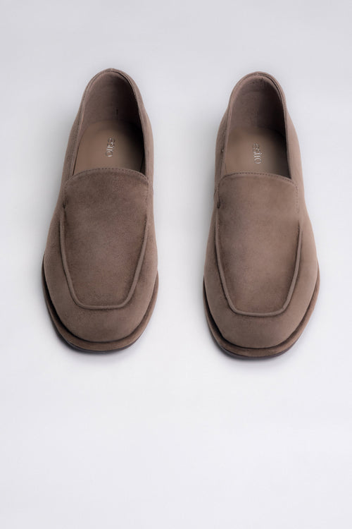 Braune Damen-Mokassins aus weichem Velours Estro ER00118001.
