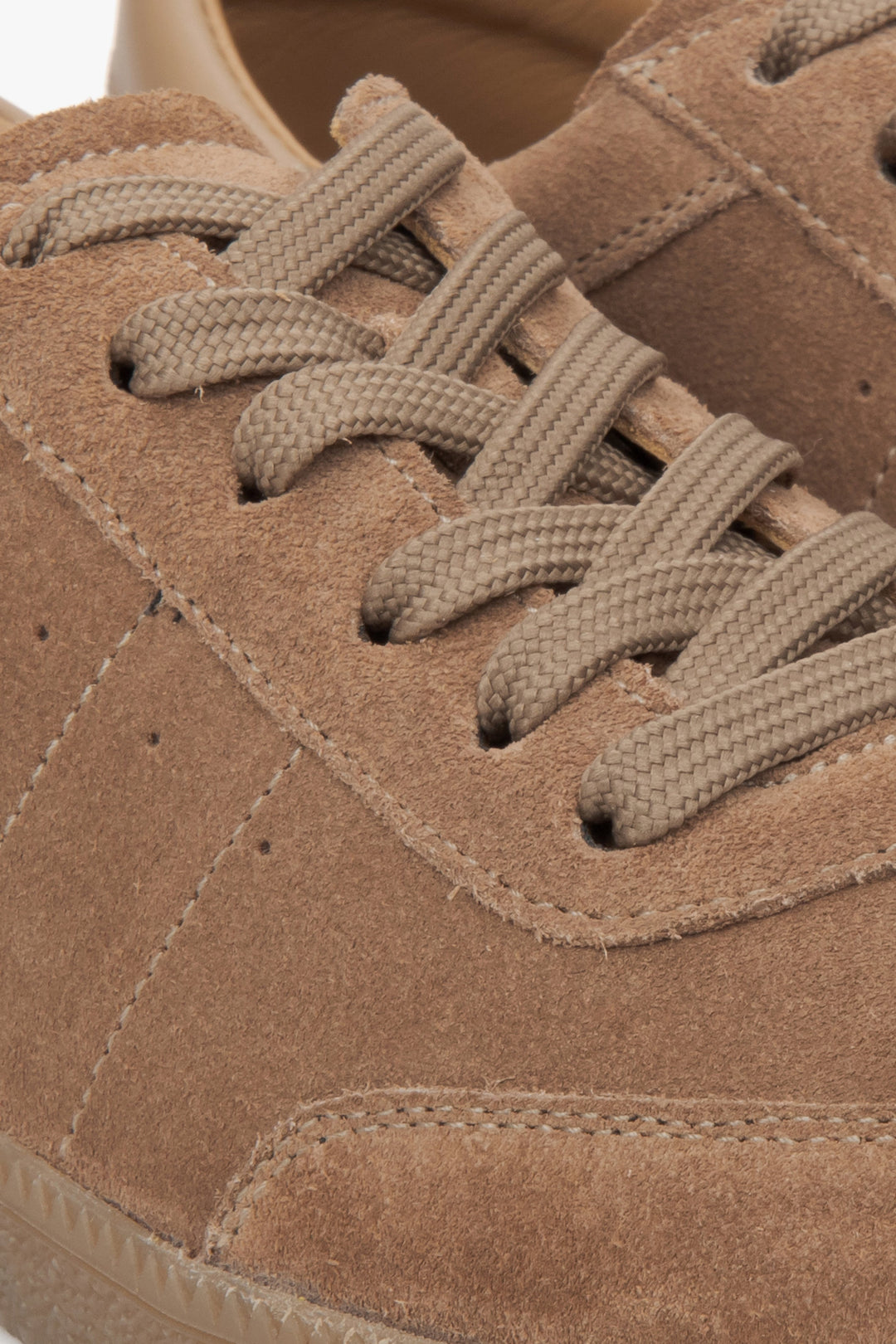 Damen-Sneaker aus braunem Echtvelours von Estro – Details.
