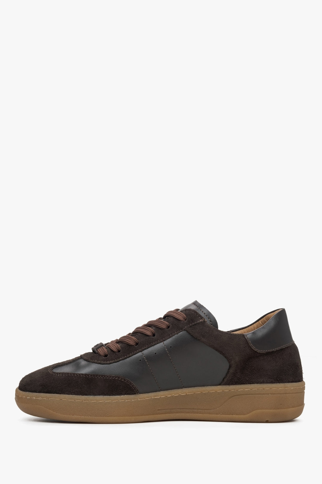 Damen-Sneaker von Estro aus braunem Leder und Velours – Seitenprofil des Schuhs.