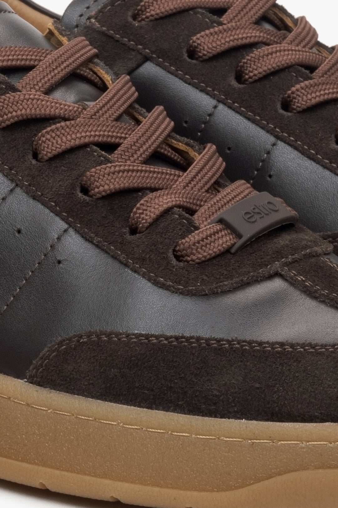 Damen-Sneaker von Estro aus braunem Leder und Velours – Nahaufnahme der Details.