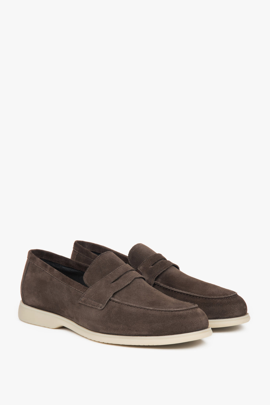 Klassische braune Herren-Loafer von Estro.