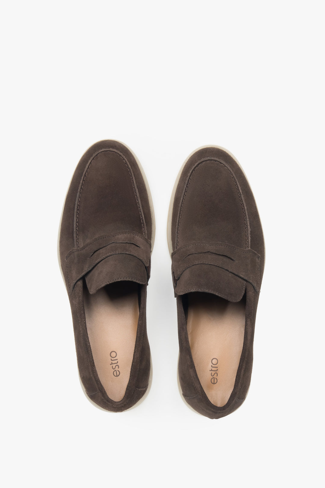 Velours-Loafer von Estro in klassischem Braun.