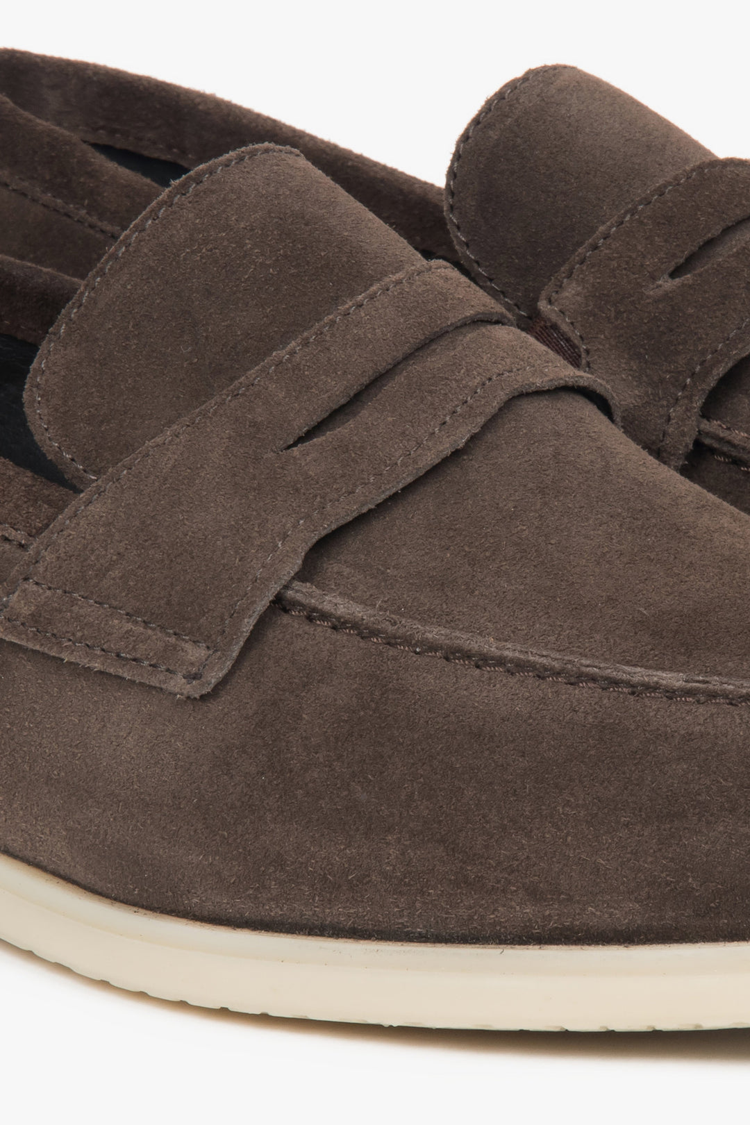 Braune Velours-Loafer von Estro – Nahaufnahme der Details.