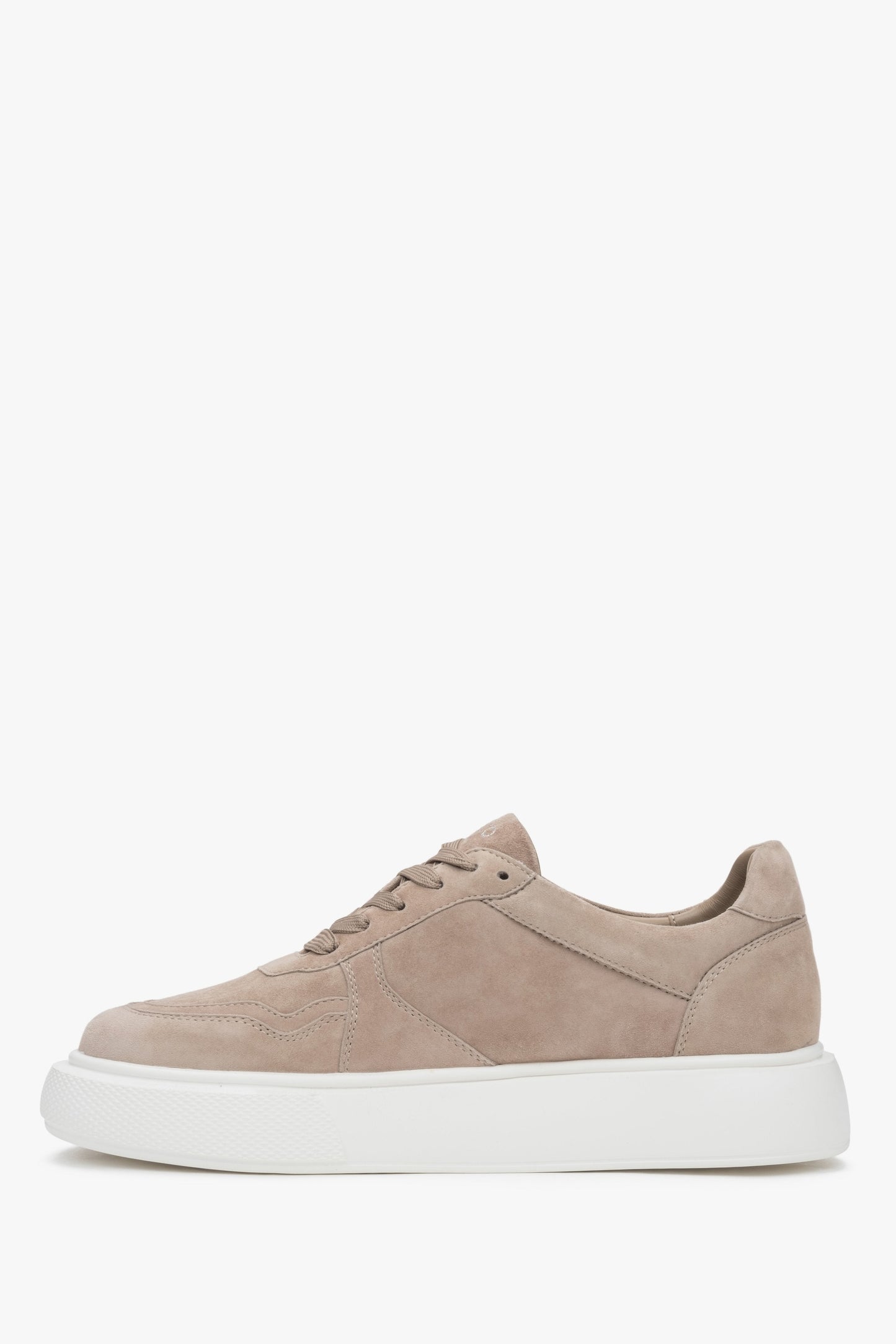 Bequeme braune Damen-Sneaker von Estro, aus weichem Velours gefertigt und mit einer flexiblen Sohle ausgestattet.