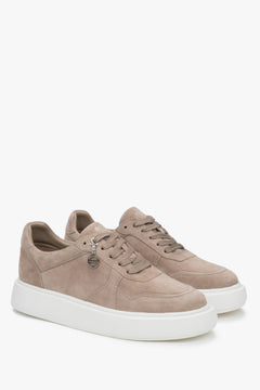 Leichte Velours-Sneaker von Estro in Braun – urbaner Stil trifft auf flexiblen Komfort.