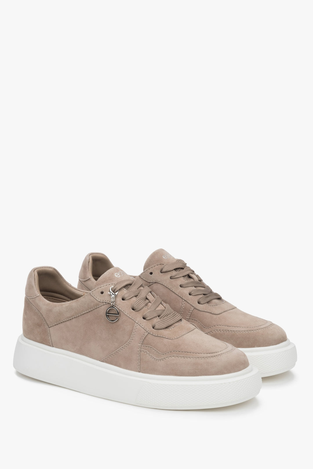 Leichte Velours-Sneaker von Estro in Braun – urbaner Stil trifft auf flexiblen Komfort.