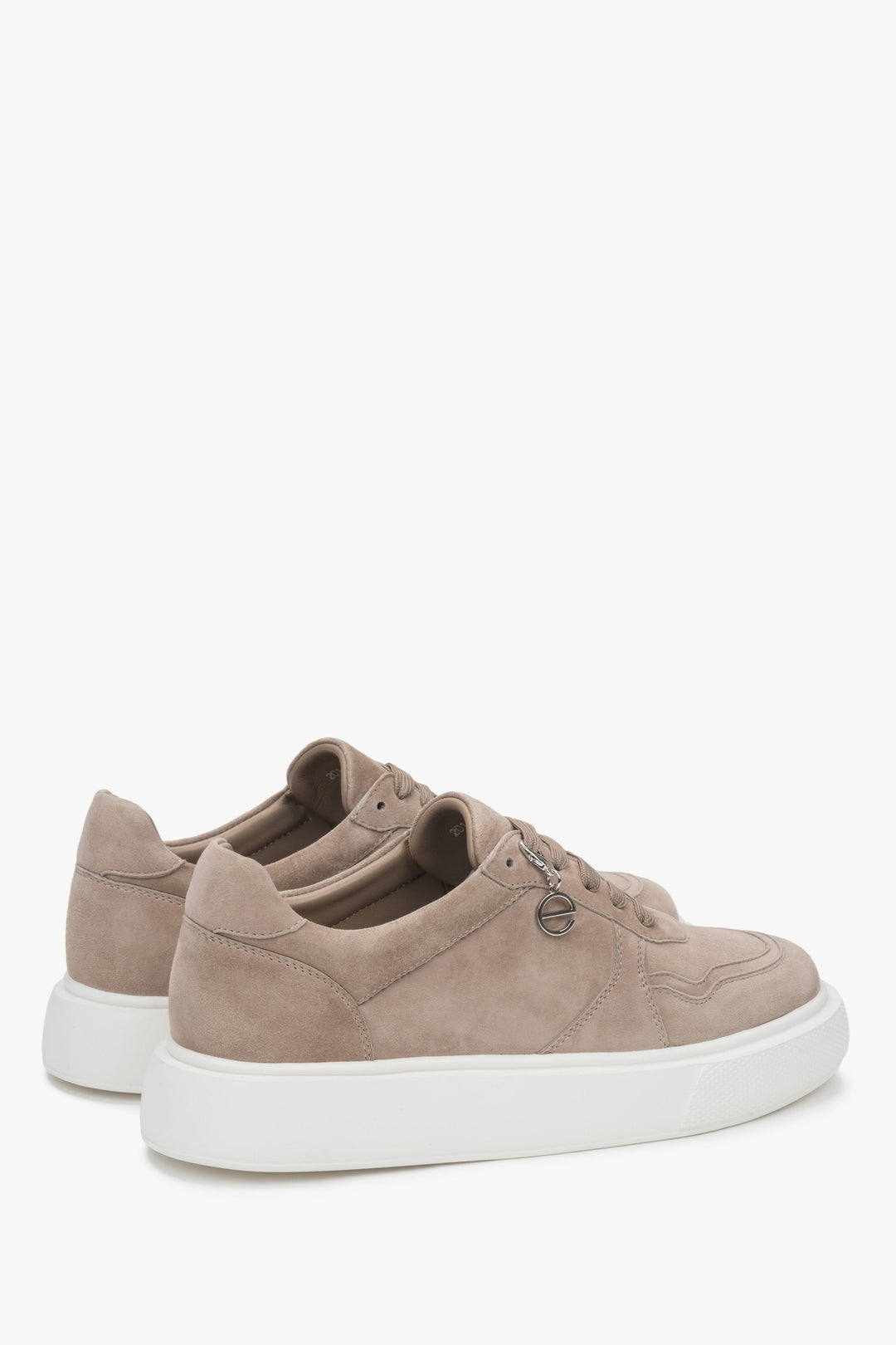 Lässige braune Damen-Sneaker von Estro aus Velours mit flexibler Sohle, die Dämpfung und Komfort bei Aktivitäten bietet.