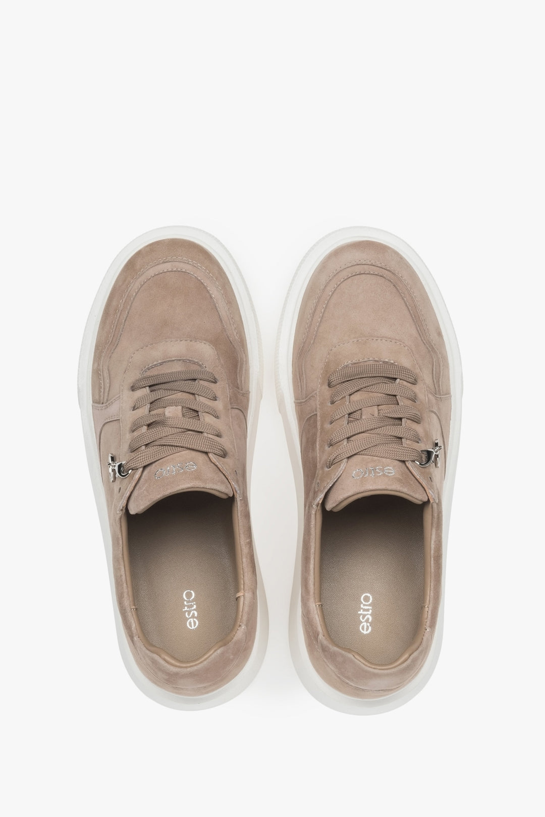 Lässige braune Damen-Sneaker von Estro aus Velours, mit flexibler Sohle für optimale Dämpfung und hohen Tragekomfort bei allen Aktivitäten.