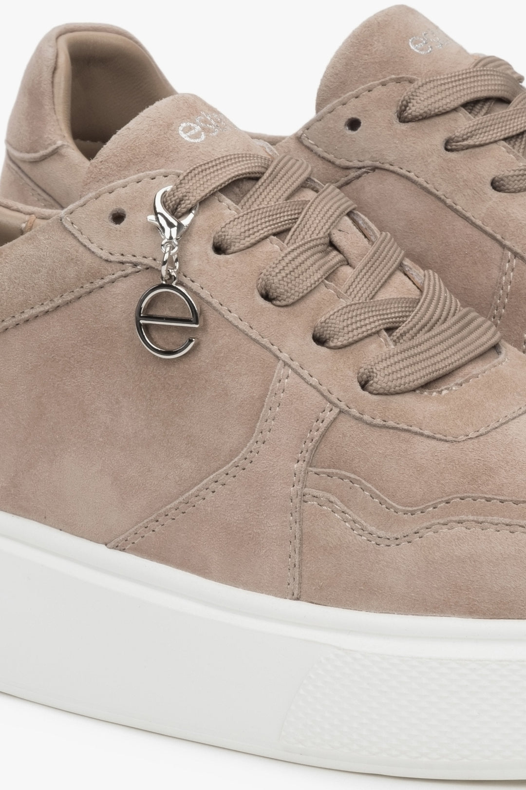 Braune Damen-Sneaker von Estro aus Velours mit flexibler Sohle – die Essenz eines entspannten Stils und alltäglichen Komforts.