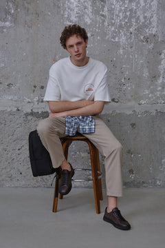Braune Herren-Sneaker aus echtem Leder und Wildleder von Estro – getragen am Modell.