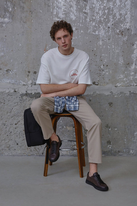 Braune Herren-Sneaker aus echtem Leder und Wildleder von Estro – getragen am Modell.