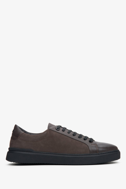 Herren-Sneaker aus braunem Leder und Velours – Seitenansicht.