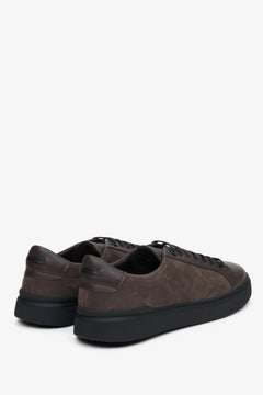 Braune Herren-Sneaker aus echtem Leder und Wildleder von Estro – Nahaufnahme der Ferse und der Seitennaht.
