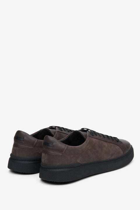Braune Herren-Sneaker aus echtem Leder und Wildleder von Estro – Nahaufnahme der Ferse und der Seitennaht.