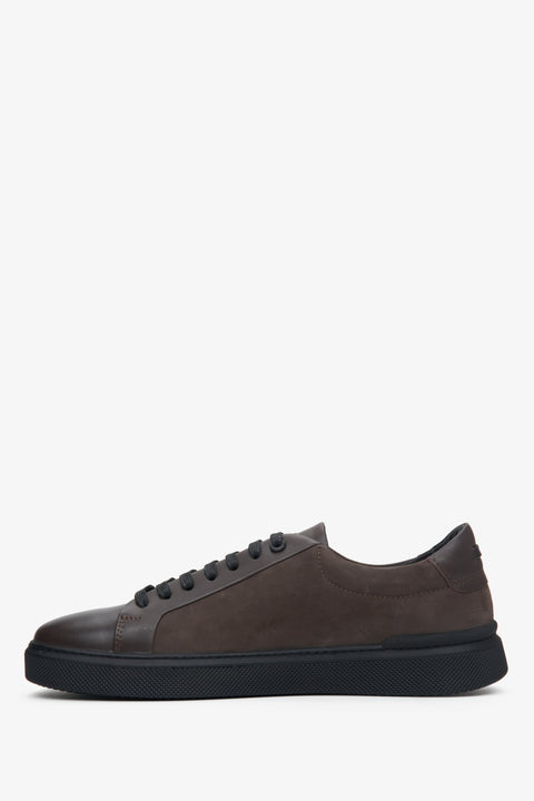 Braune Herren-Sneaker aus Velours und Leder von Estro – Seitenprofil des Schuhs.