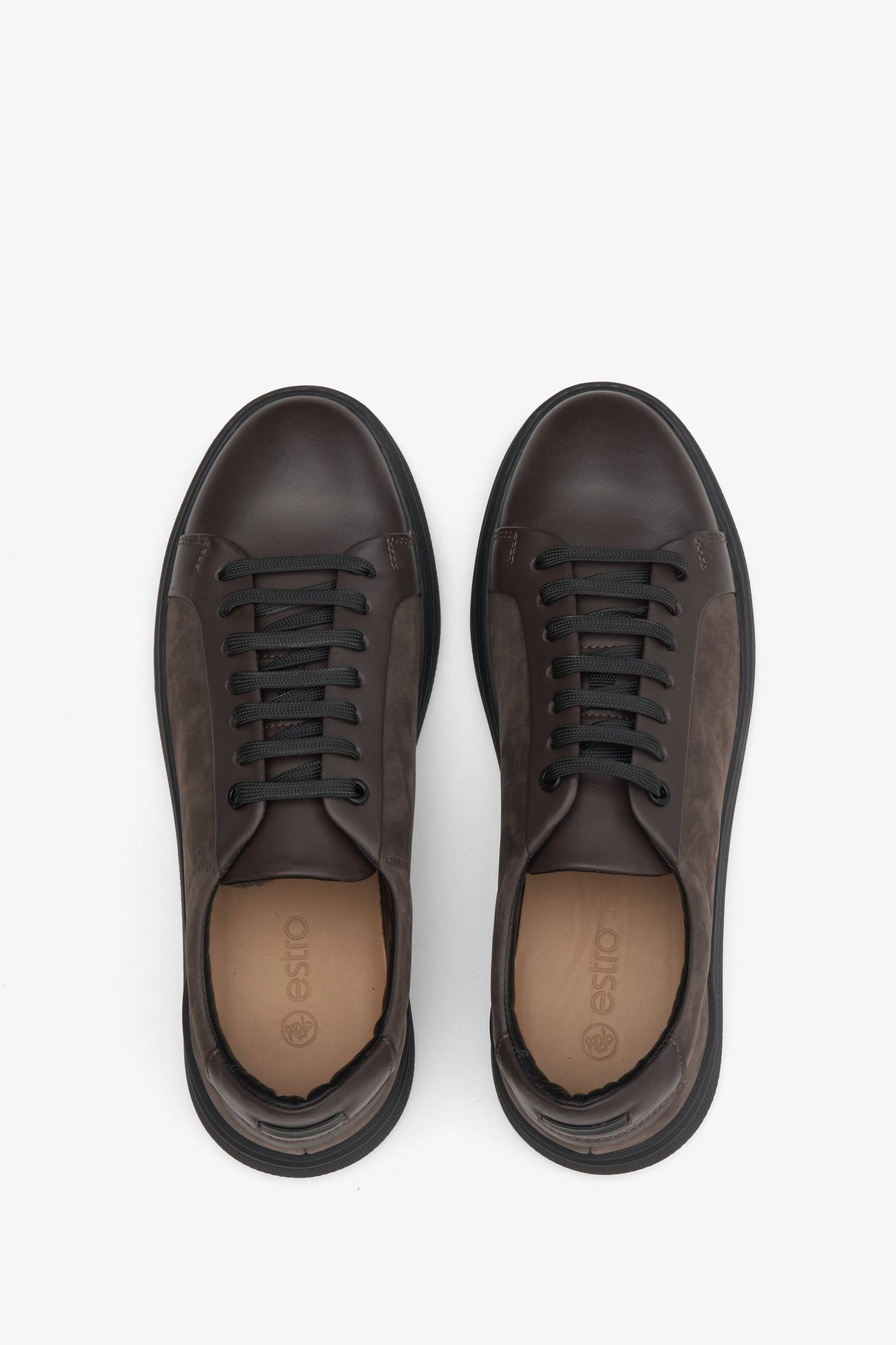 Dunkelbraune Herren-Sneaker aus Leder und Wildleder von Estro – Ansicht von oben des Modells.