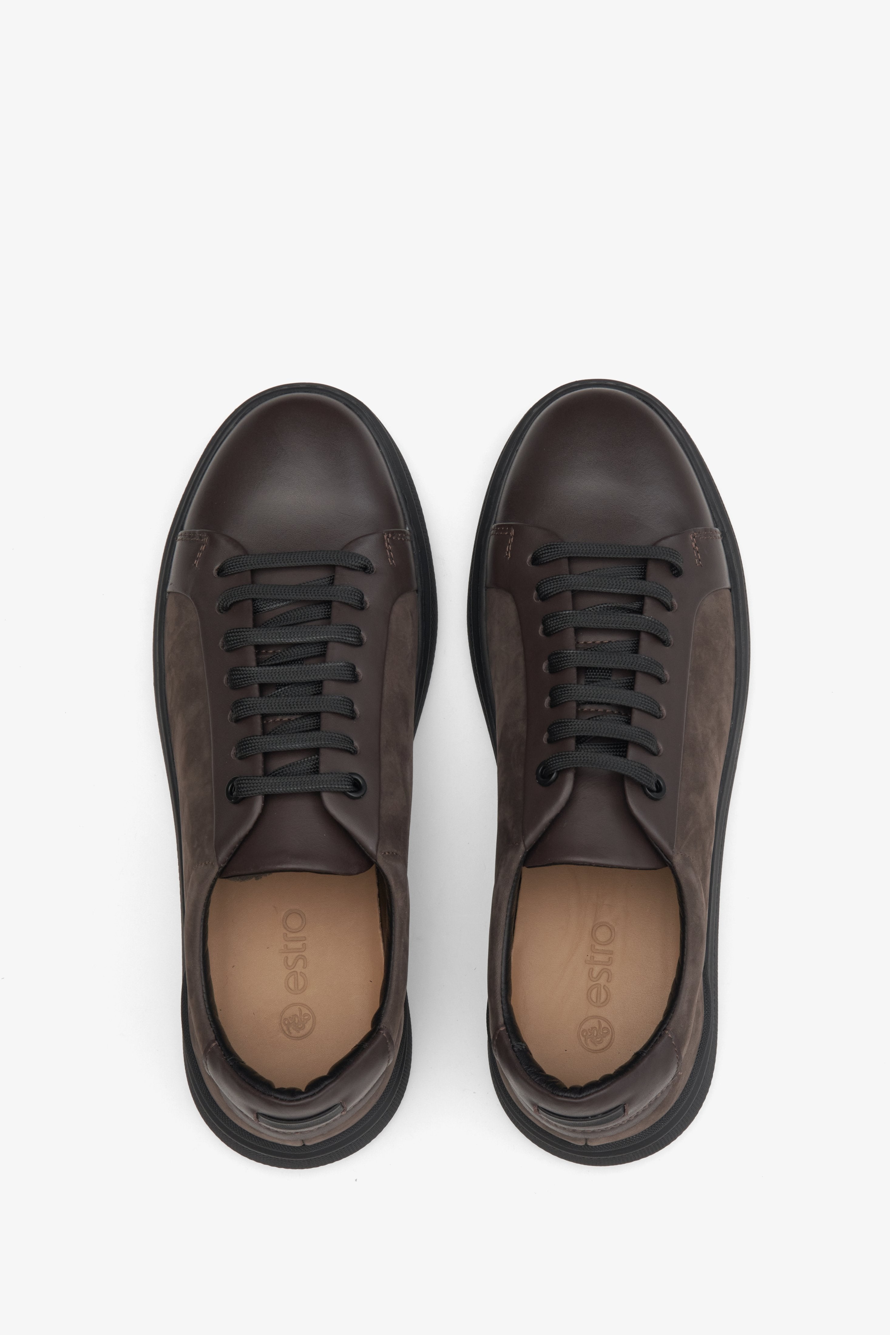 Dunkelbraune Herren-Sneaker aus Leder und Wildleder von Estro – Ansicht von oben des Modells.
