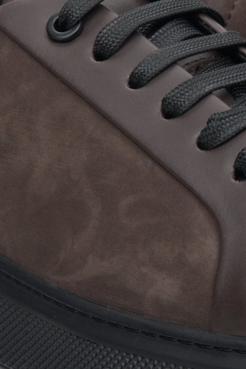 Braune Herren-Sneaker aus Velours und Leder von Estro – Detailansicht.