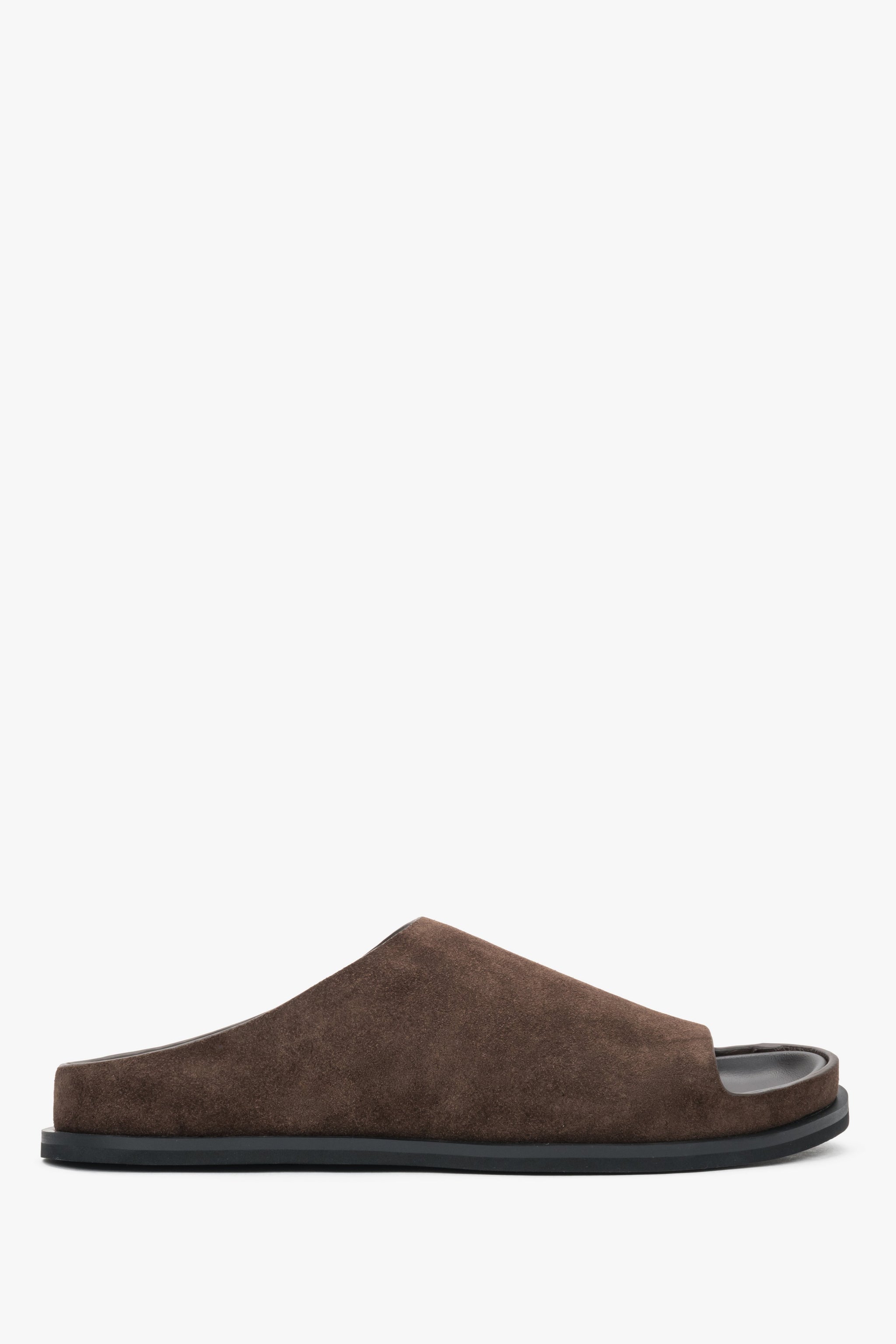 Flache seitliche Ansicht der breiten Damen-Pantolette aus dunkelbraunem Veloursleder.