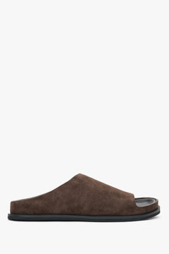 Flache seitliche Ansicht der breiten Damen-Pantolette aus dunkelbraunem Veloursleder.