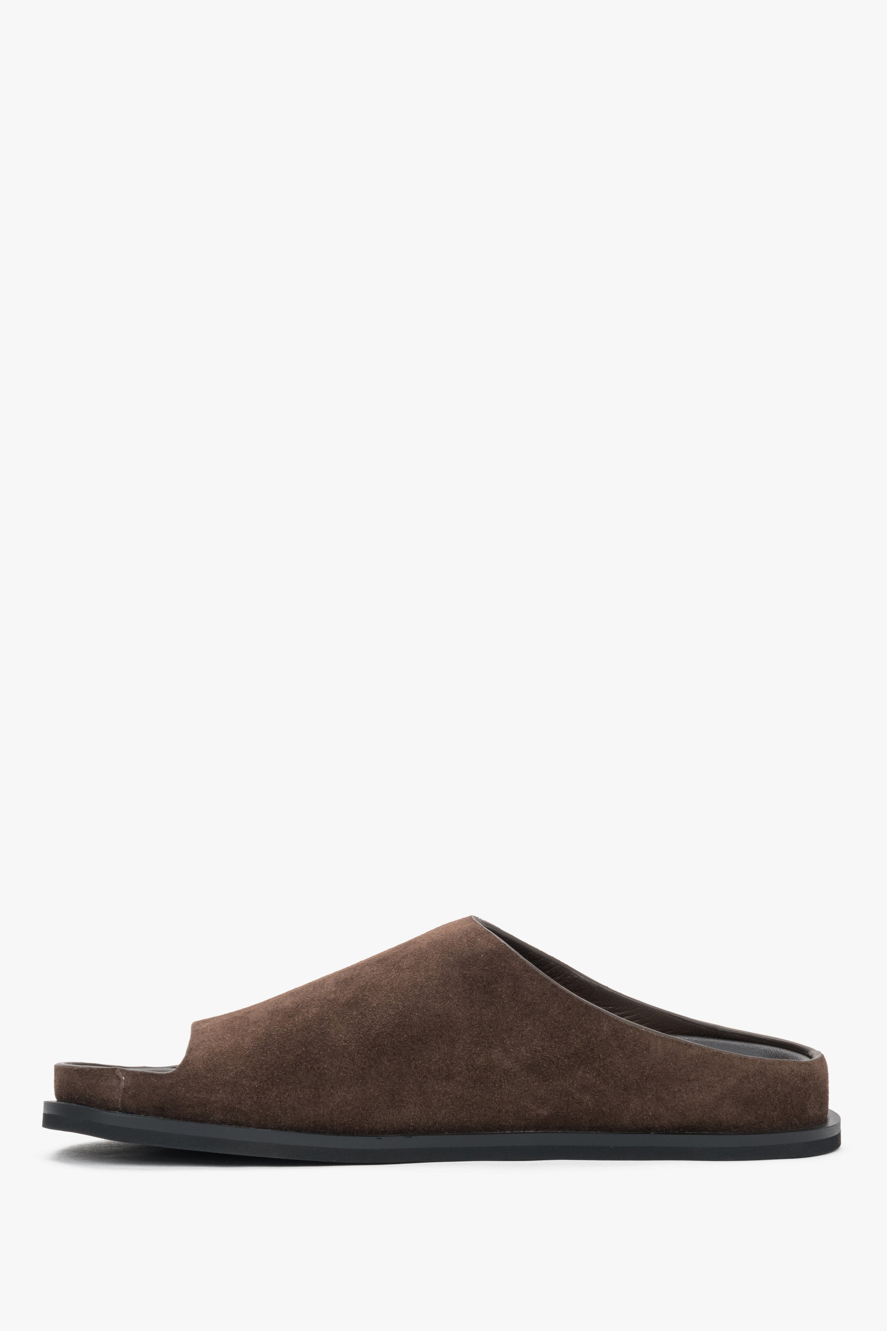 Seitenprofil des Paares dunkelbrauner Schlupfsandalen mit bequemer Passform.