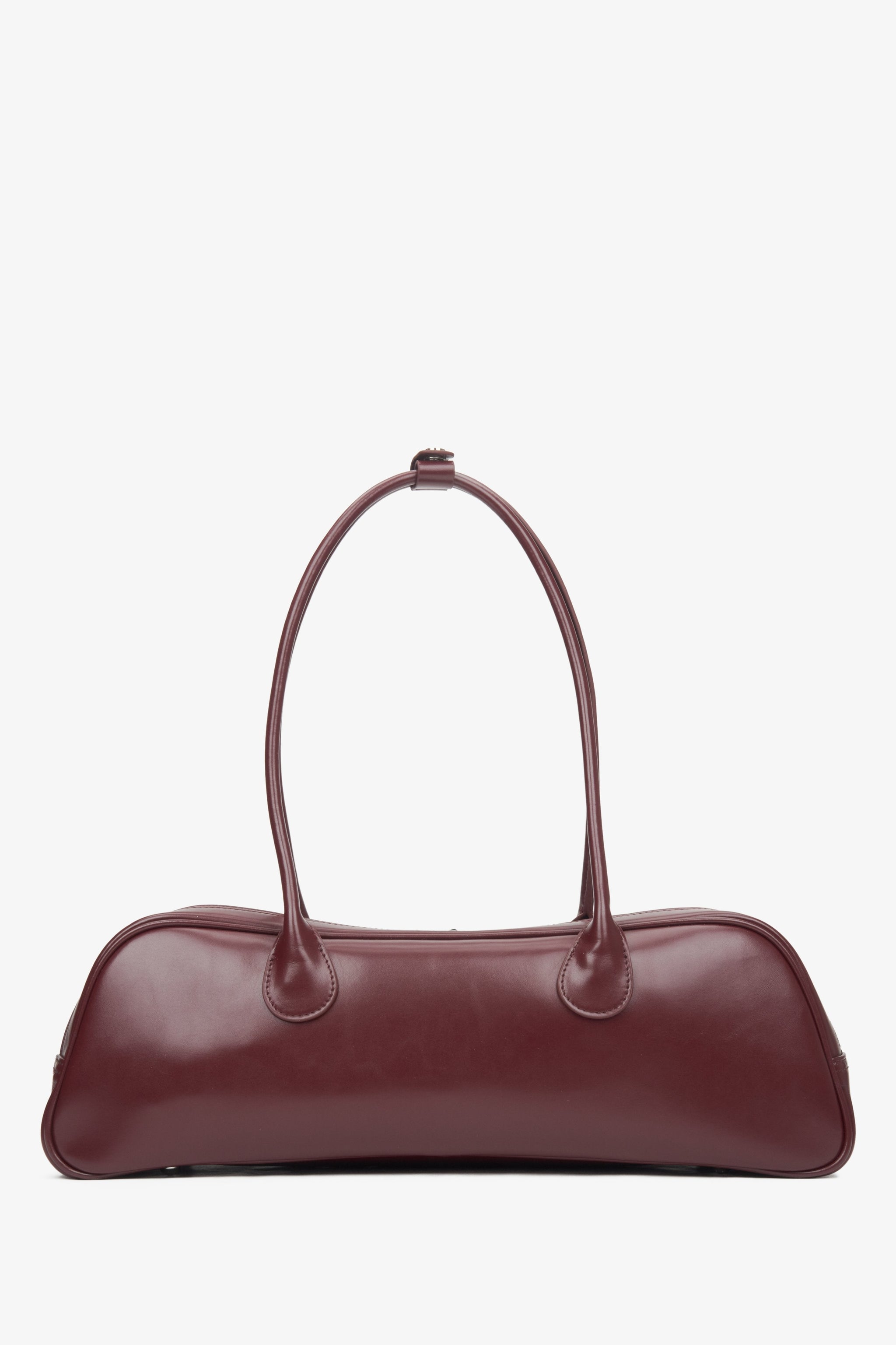 Stylische Damen-Schultertasche aus bordeauxrotem Leder mit langen Henkeln von Estro – Rückansicht.