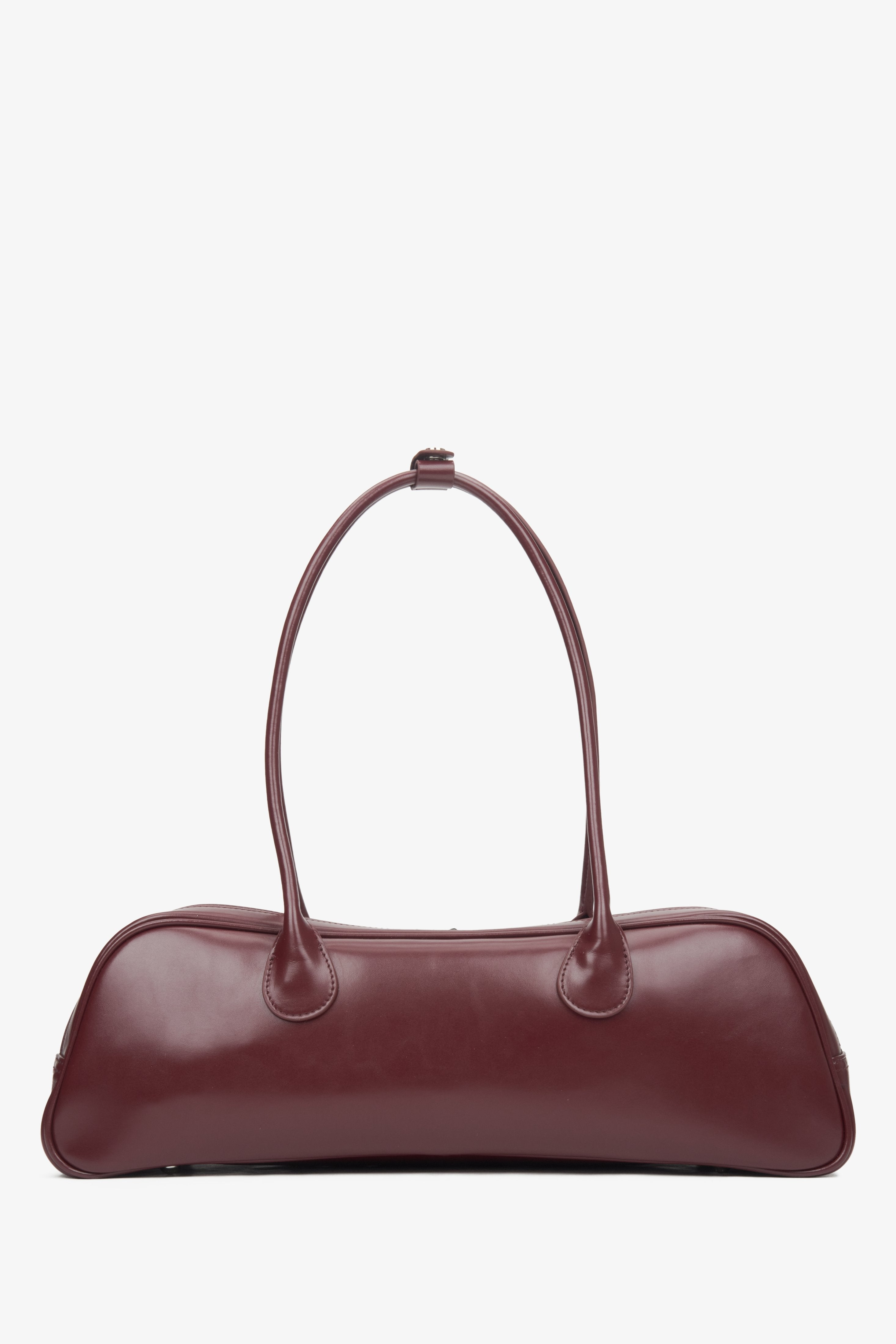 Stylische Damen-Schultertasche aus bordeauxrotem Leder mit langen Henkeln von Estro – Rückansicht.