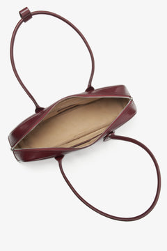 Estros elegante Damen-Schultertasche aus bordeauxrotem Leder mit langen Henkeln.