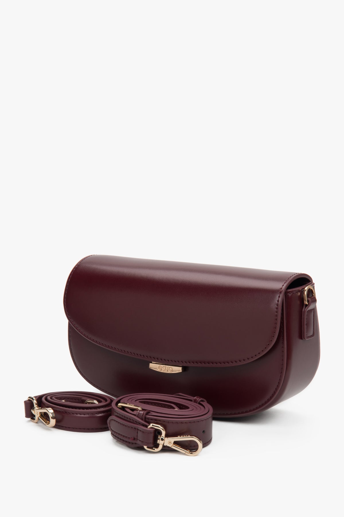 Schrägansicht der burgunderroten Schultertasche zur Veranschaulichung der eleganten Wölbung.